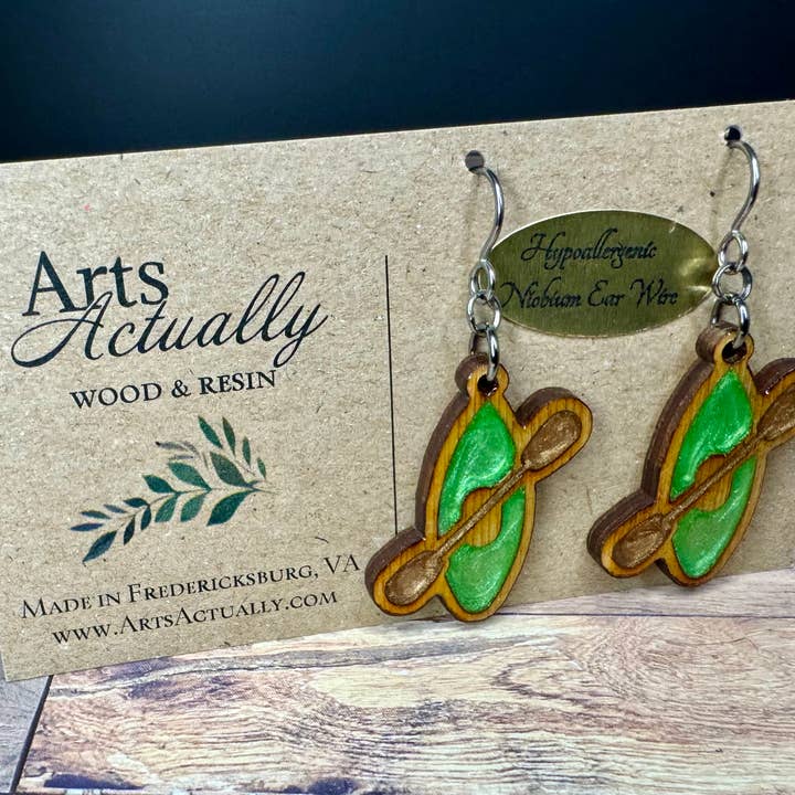 Kayak : Boucles d'oreilles en bois et résine *hypoallergéniques* pour la vente par Arts Actually