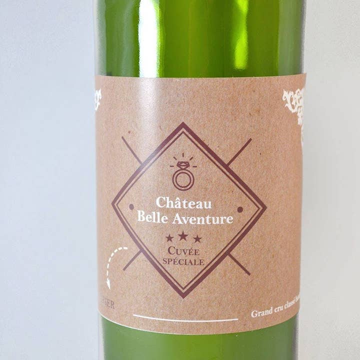 We gaan trouwen - Wijnfles etiket huwelijksaankondiging voor wholesale door La vie en magenta