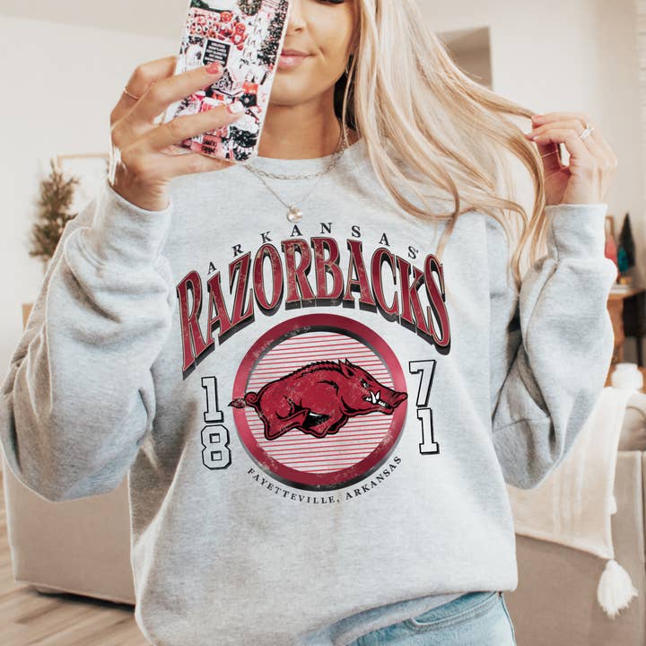 Sweat-shirt ras-du-cou Arkansas Razorbacks 1871 pour la vente par Simply Southern Tee's and Tumblers LLC