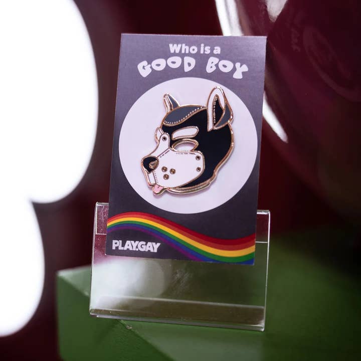 Pup Masker (Wit) – Emaille Speldje voor wholesale door Play.Gay