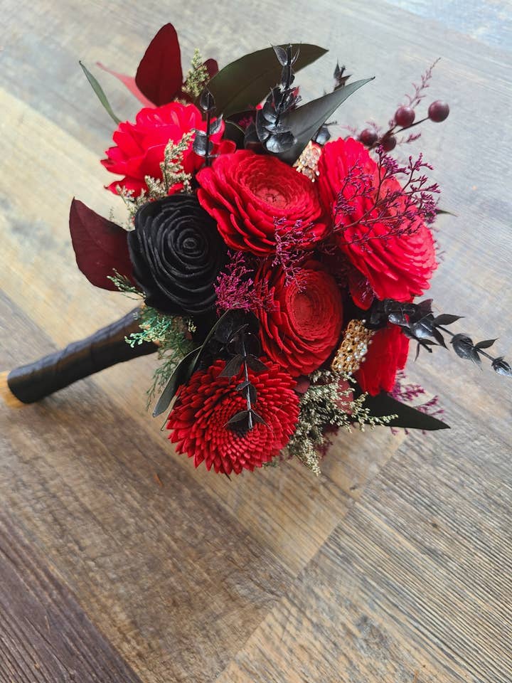 Mørkerød og sort glam blomsterbuket for engroshandel hos Wyldcraft Woods