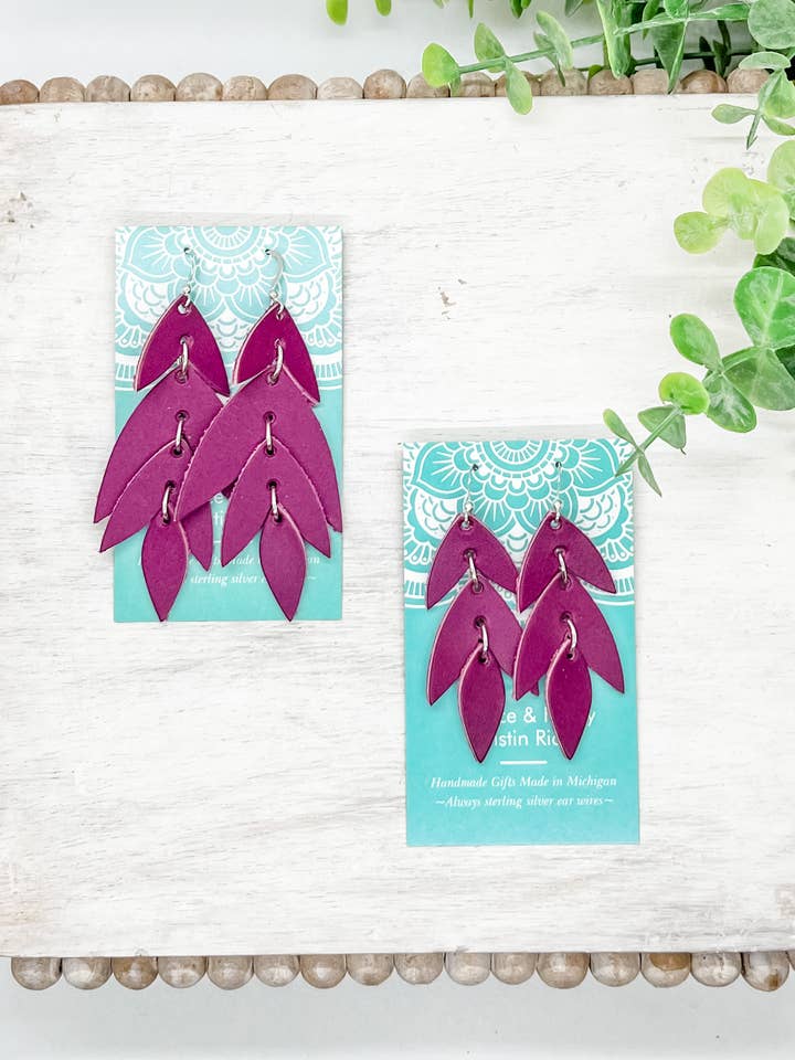 Handgjorda Dansande Löv Läderörhängen - Öronkrokar - 2,75” för wholesale av Fleece & Fancy