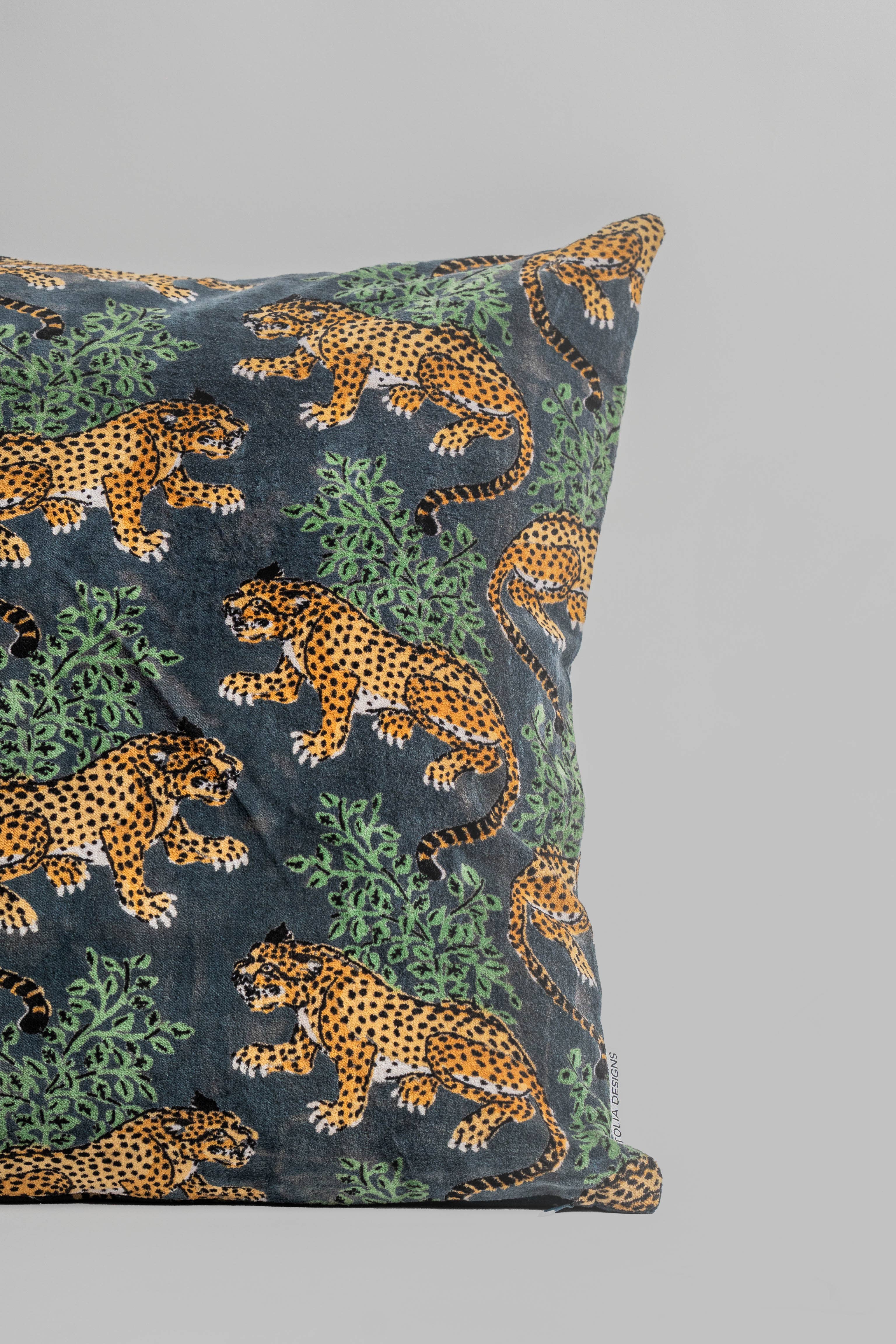 Atolia Designs – wholesale Throw/decorative pillow – Golden Leopard Velvet with filler 2