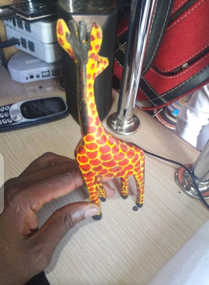 Delight merchants – wholesale Dekorativ statyett – 3" träsnidad giraff