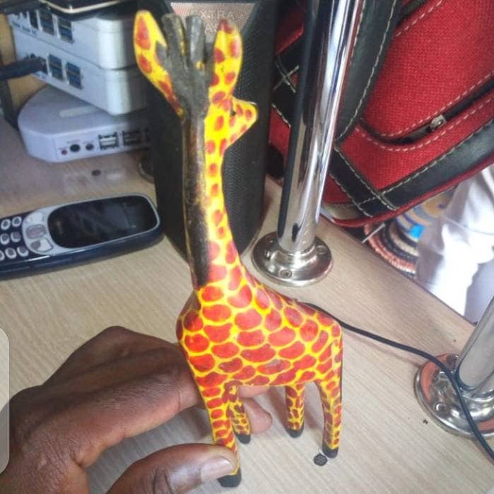 Delight merchants – wholesale Dekorativ statyett – 3" träsnidad giraff0