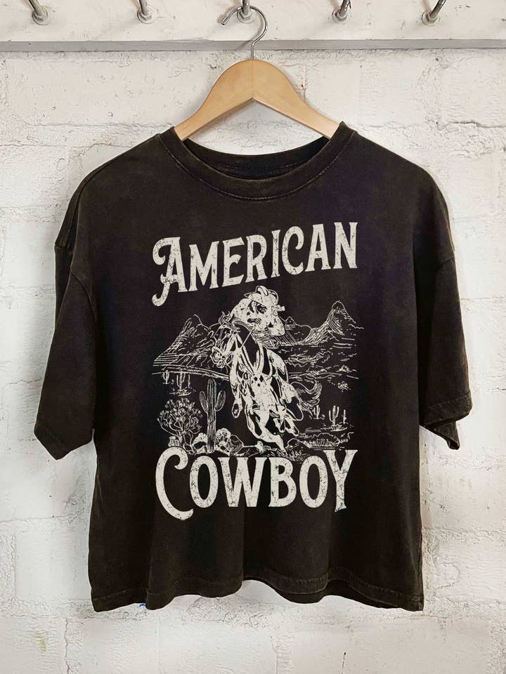 Rustee Clothing - Vente T-shirt sérigraphié – femme - Cowboy américain - Crop top long délavé aux minéraux1