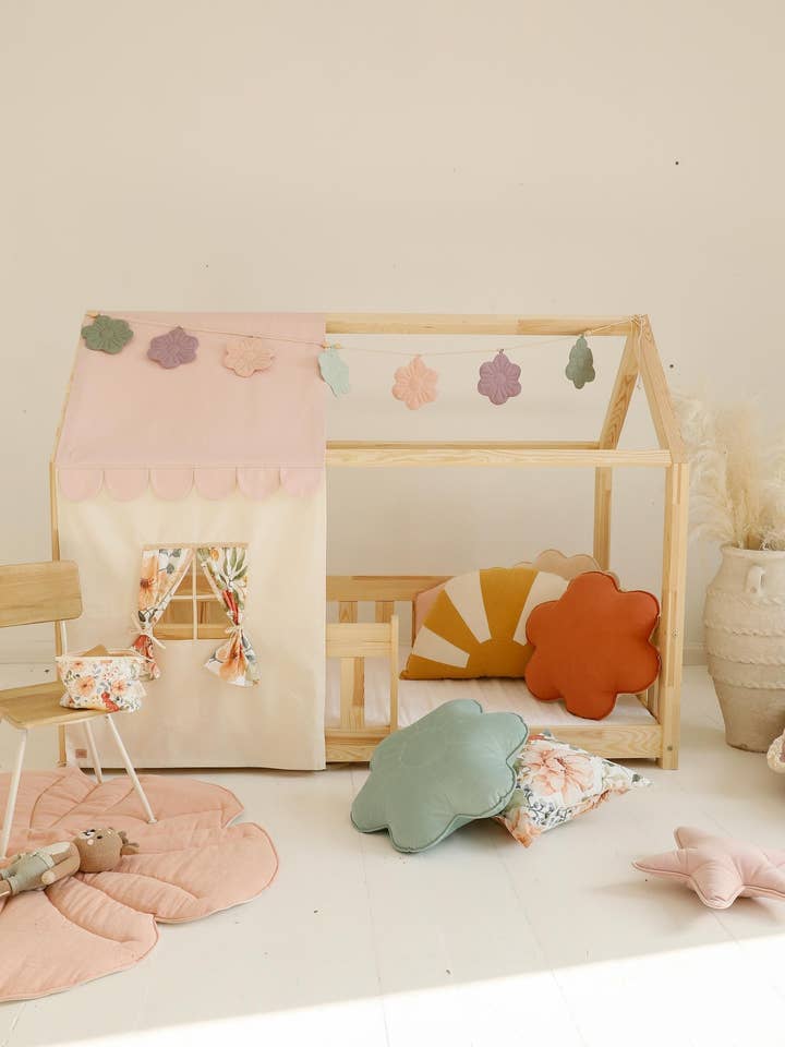 Baldakin over seng i form af et hus "Pink", baby tremmeseng hus, Dekoration til drengeværelse, personlige babyhuse baldakin for engroshandel hos Moi Mili