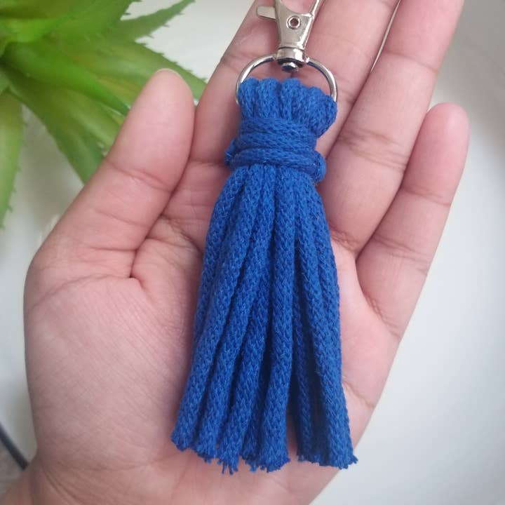 LLAVERO CON BORLA AZUL para venta al por mayor de ARTESANIA