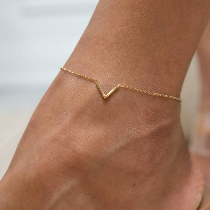 Minimaal goudkleurig chevron-enkelbandje voor wholesale door Harma