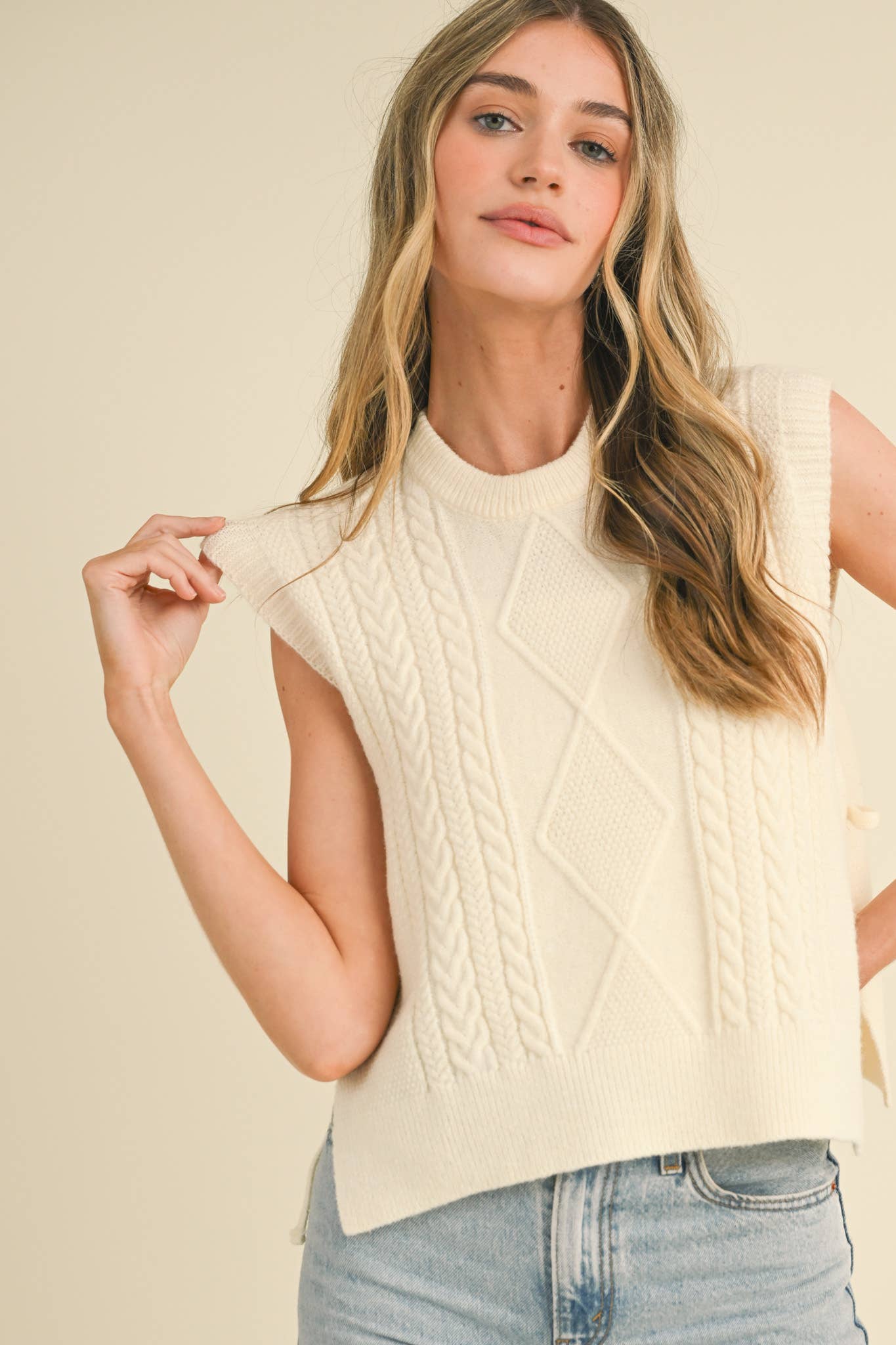 &MERCI - Wholesale Sweater Vest - Women's - CABLE KNIT SIDE TIE SWEATER VEST MSW106371