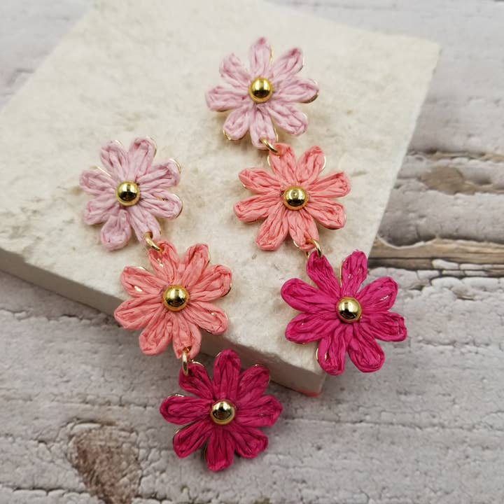 Treasure Wholesale - Vendita all'ingrosso Orecchini pendenti - Orecchini con pompon in rattan a forma di fiore fatti a mano