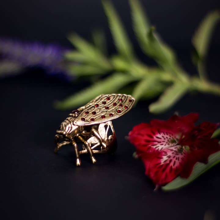 Trollbinde – wholesale Signetring – ”Living” Cicada Ring: Granat, Lilith Style2
