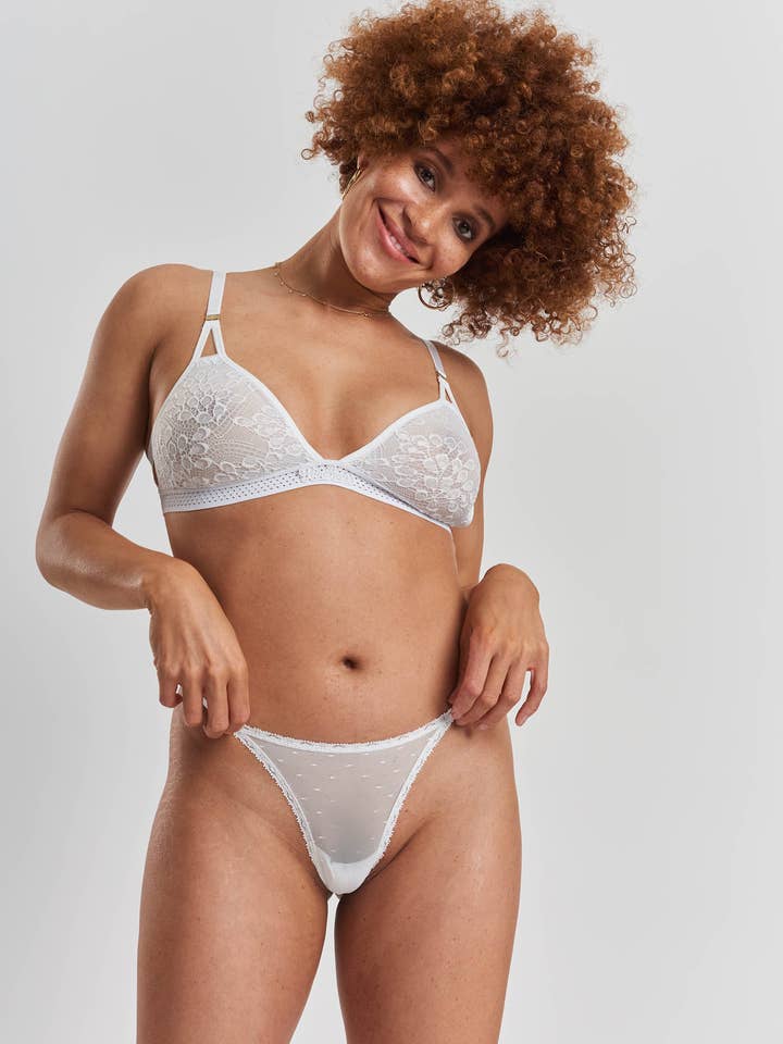 Gletsjer wit Matsu string van gerecycled kant met lage taille - Glacier White voor groothandel op Faire4