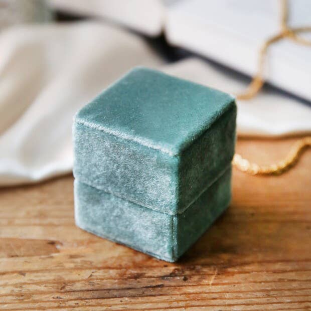 Lisa Angel – wholesale Jewellery box/organiser – Green Velvet Earrings Box1