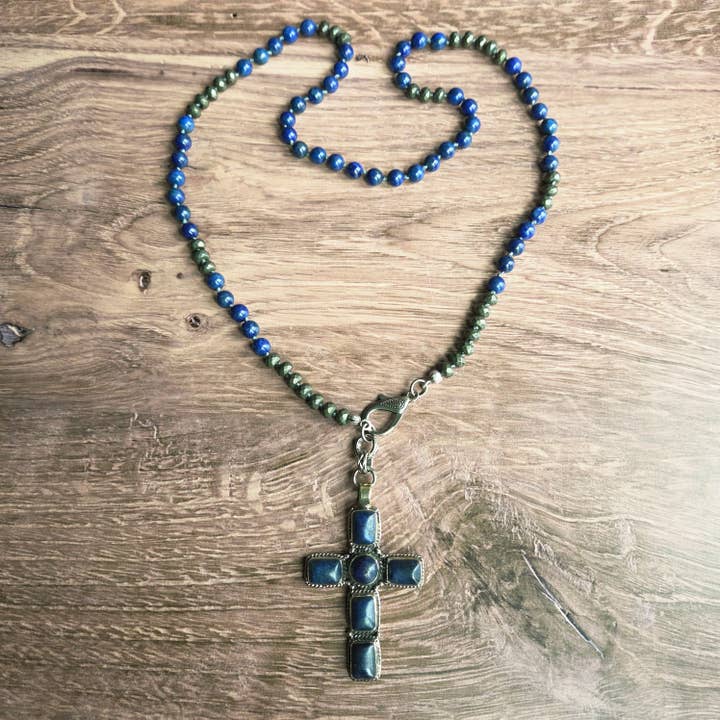 Collier en perles avec pendentif en lapis tibétain pour la vente par ZINC Designs