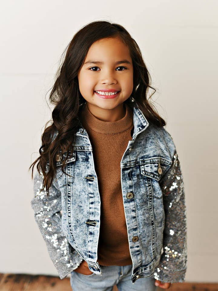 Veste à poche boutonnée en jean légèrement délavé et paillettes argentées pour enfants pour la vente par Oopsie Daisy
