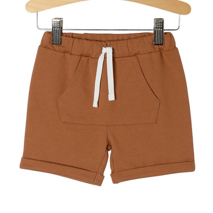 Short garçon printemps et été à poche kangourou - Toffee pour la vente par City Mouse Studio