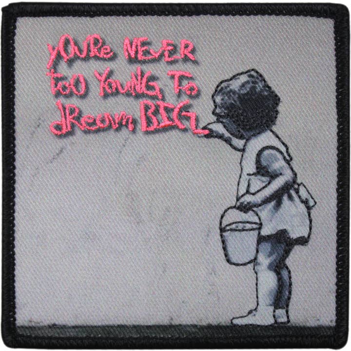 Patch - Banksy - „Man ist nie zu jung, um große Träume zu haben“ für den Großhandel von Square Deal Recordings & Supplies