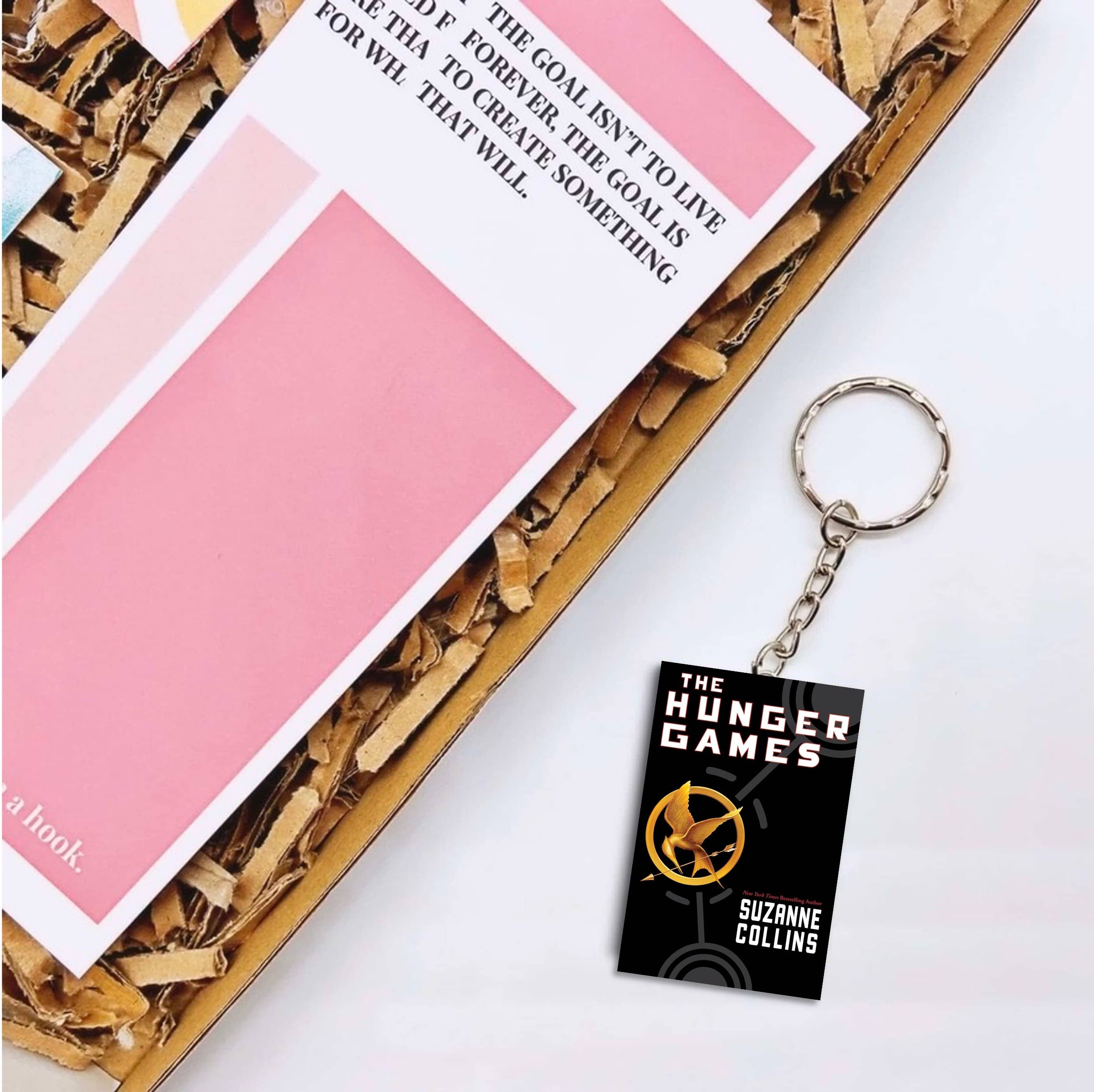 bookonahookco – Großhandel Schlüsselanhänger – Unisex – Die Tribute von Panem | Suzanne Collins | Miniaturbuch1