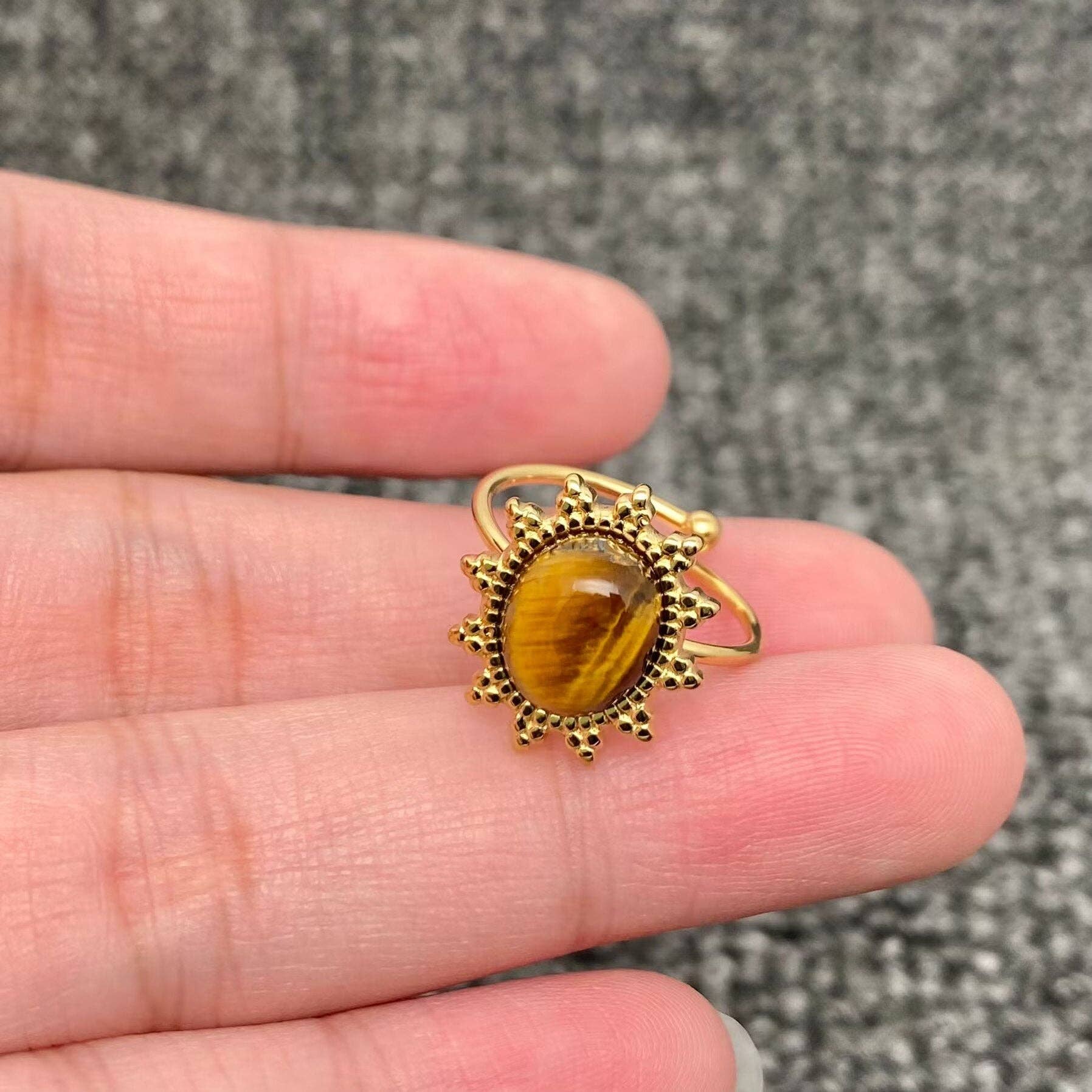 Mio Queena - Venta al por mayor Anillos solitarios - Anillo ajustable de acero inoxidable con piedra incrustada y baño de oro 18K - FGS/CS7