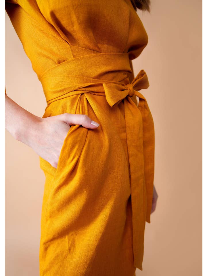 Nich Linen - Vendita all'ingrosso Vestito - Donna - Abito avvolgente in lino, maxi abito da donna giallo senape con cintura4