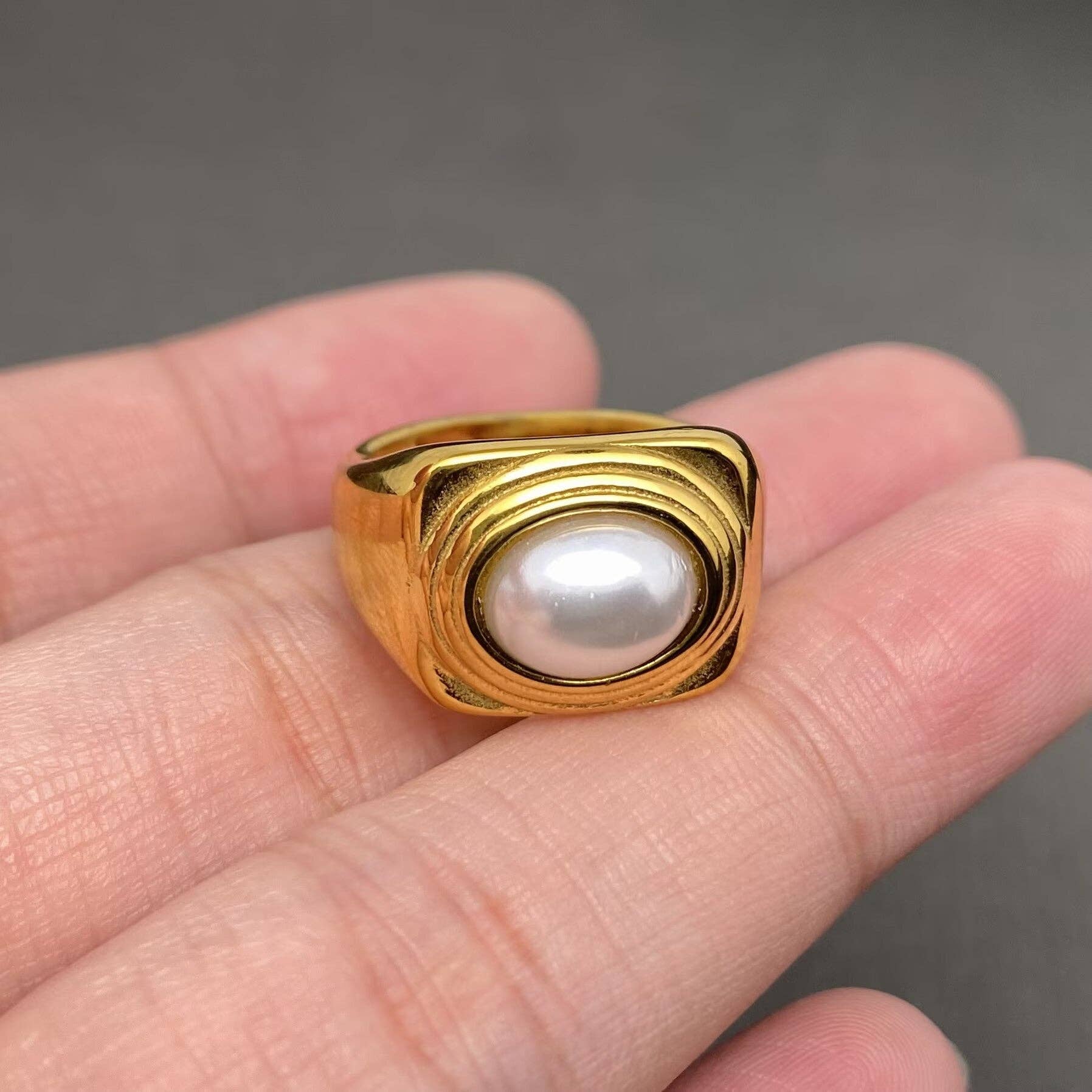 Mio Queena – wholesale Cocktail/statement ring – Imitation Pearl inlaid 18K Gold Plated S.Steel Ring - FGS0