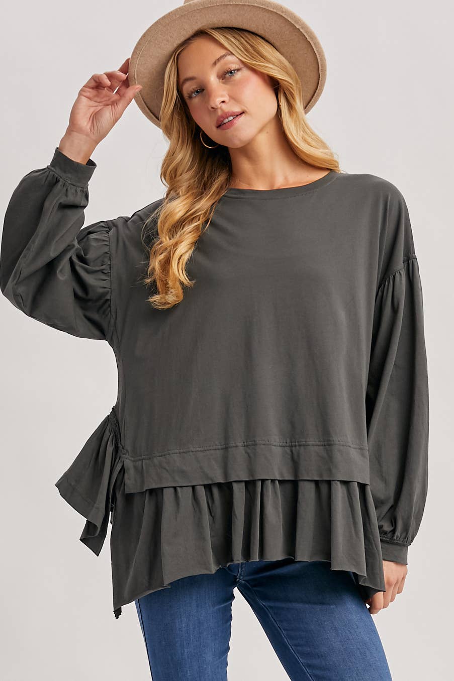 Bluivy – Großhandel Strickoberteil – Damen – ÜBERGROßES STRICKOBERTEIL MIT GERÜSCHTEM PEPLUM-SAUM0