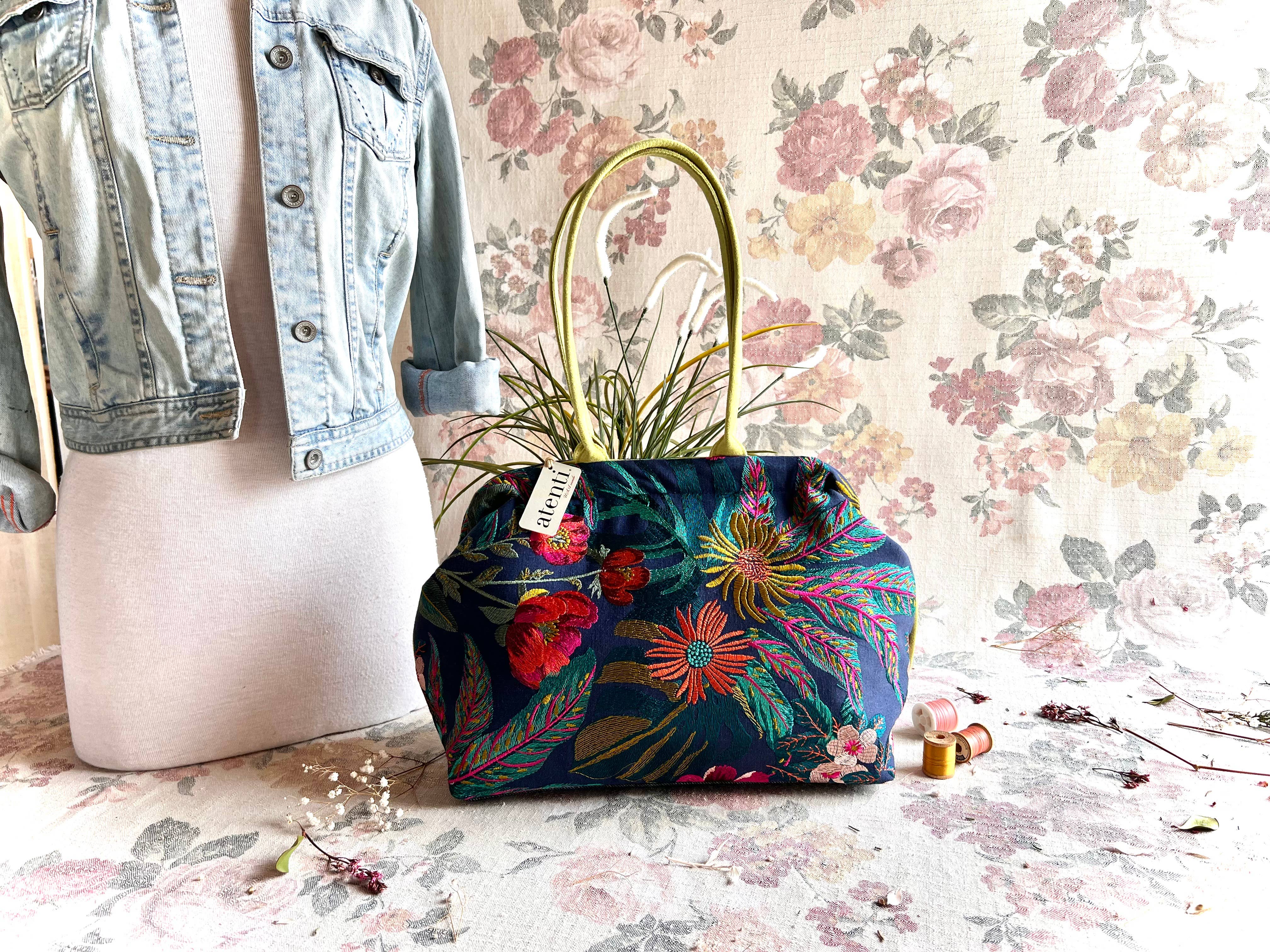 Atenti – Mala com alça superior – Mulher por atacado – Bolsa Doutora Moderna Flora Molly com Armação de Metal e Fecho de Pressão22