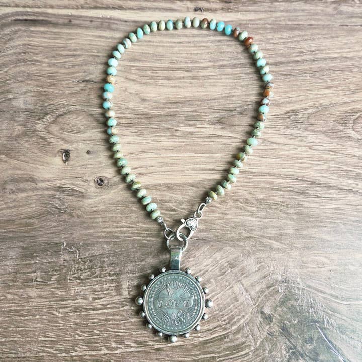 Collier avec pendentif pièce d'amour en argent serti de perles pour la vente par ZINC Designs