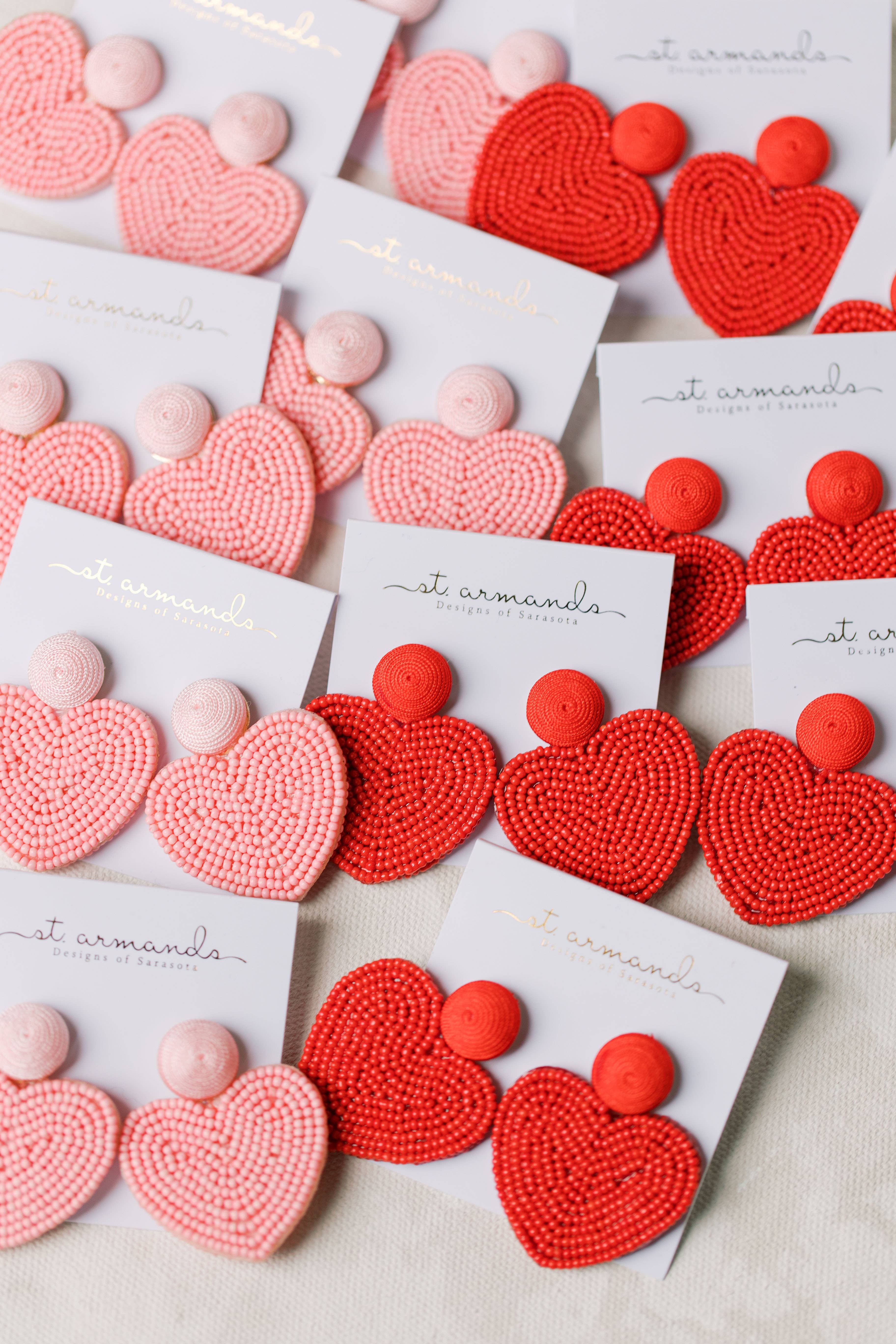 St Armands Designs of Sarasota - Vente Boucles d'oreilles pendantes - Boucles d'oreilles rouges ornées de perles en forme de cœur pour la Saint-Valentin2