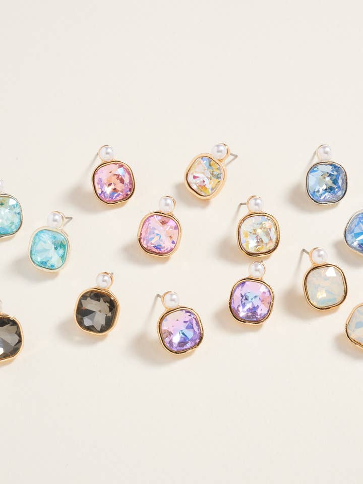 Vierkante oorbellen met strass en parelsteentje voor wholesale door Designature New York