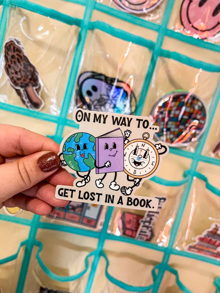 Autocollant « En route pour me perdre dans un livre » pour la vente par Sharp Thoughtlings