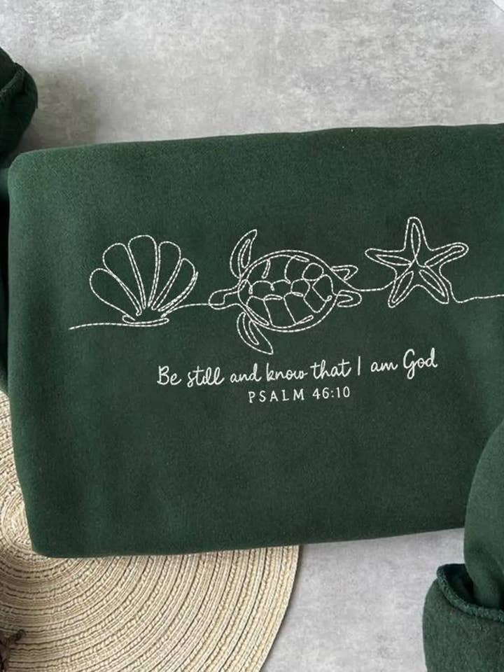 Broderad sweatshirt med texten "Be Still and Know" för wholesale av Southern Chic