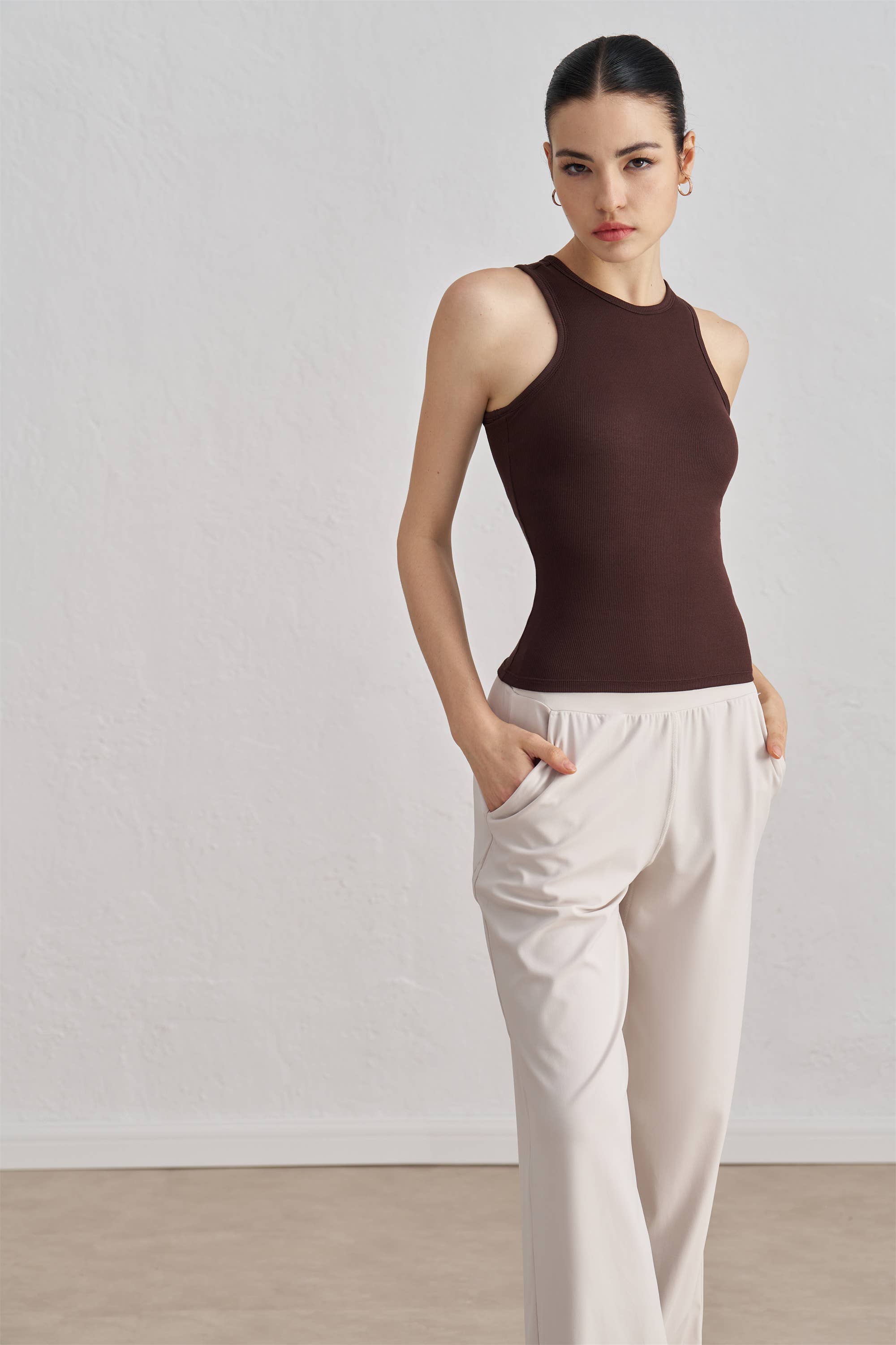 91thelabel – Großhandel Sportoberteil – Damen – Madeline Geripptes Racerback-Aktivoberteil7