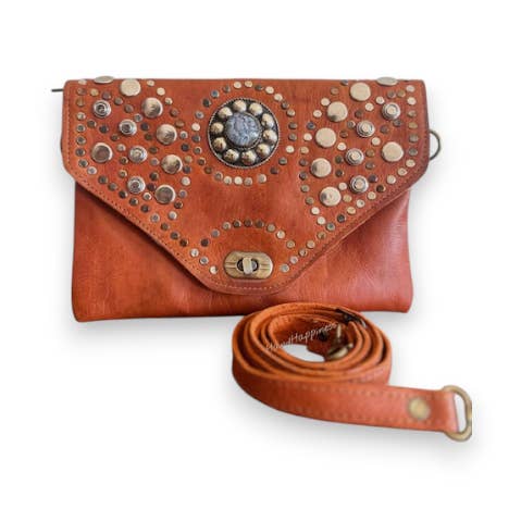 Handgjord axelremsväska i läder med nitar – Boho Western-stil för wholesale av HandHappiness