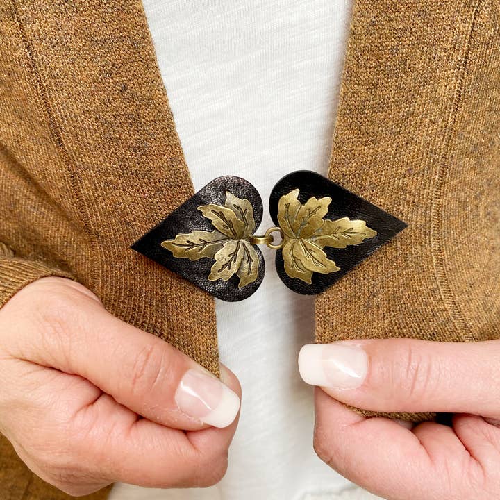 KardiKlips – Clip de cachecol - Mulher por atacado – Fechos e Presilhas para Roupas com Folha de Bronze em Couro Marrom Escuro3