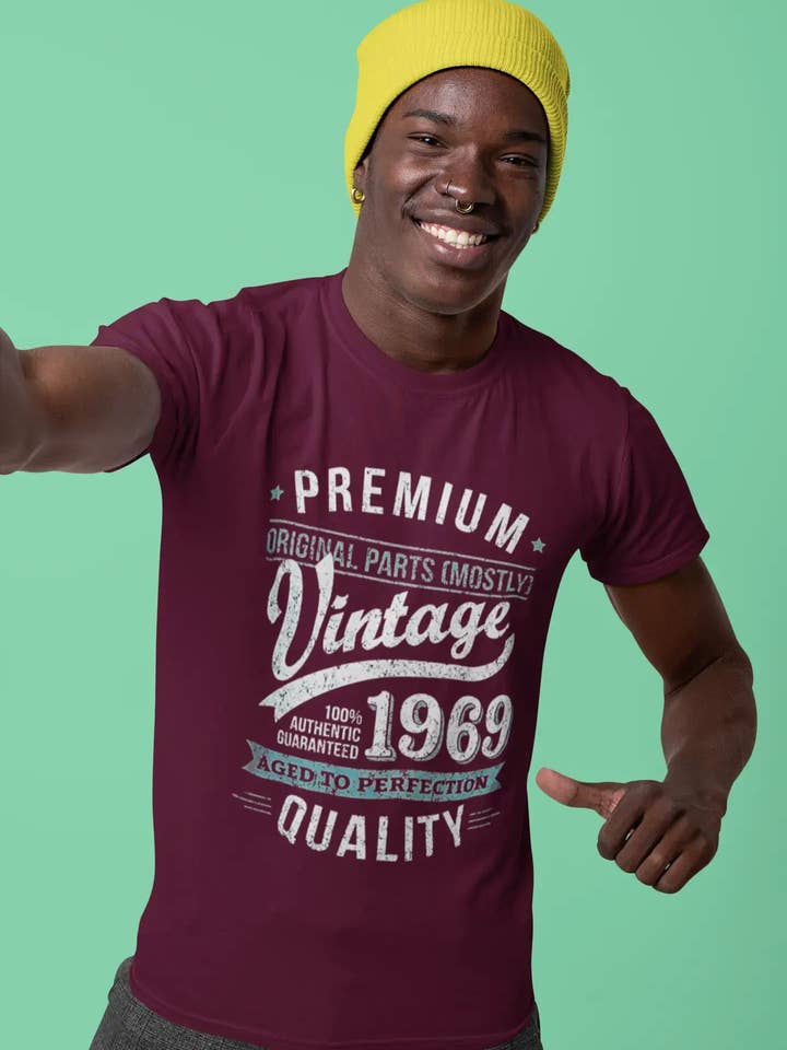 T-shirt unisexe graphique bordeaux vintage 1969 pour homme, cadeau d'anniversaire pour 50 ans pour la vente par ULTRABASIC