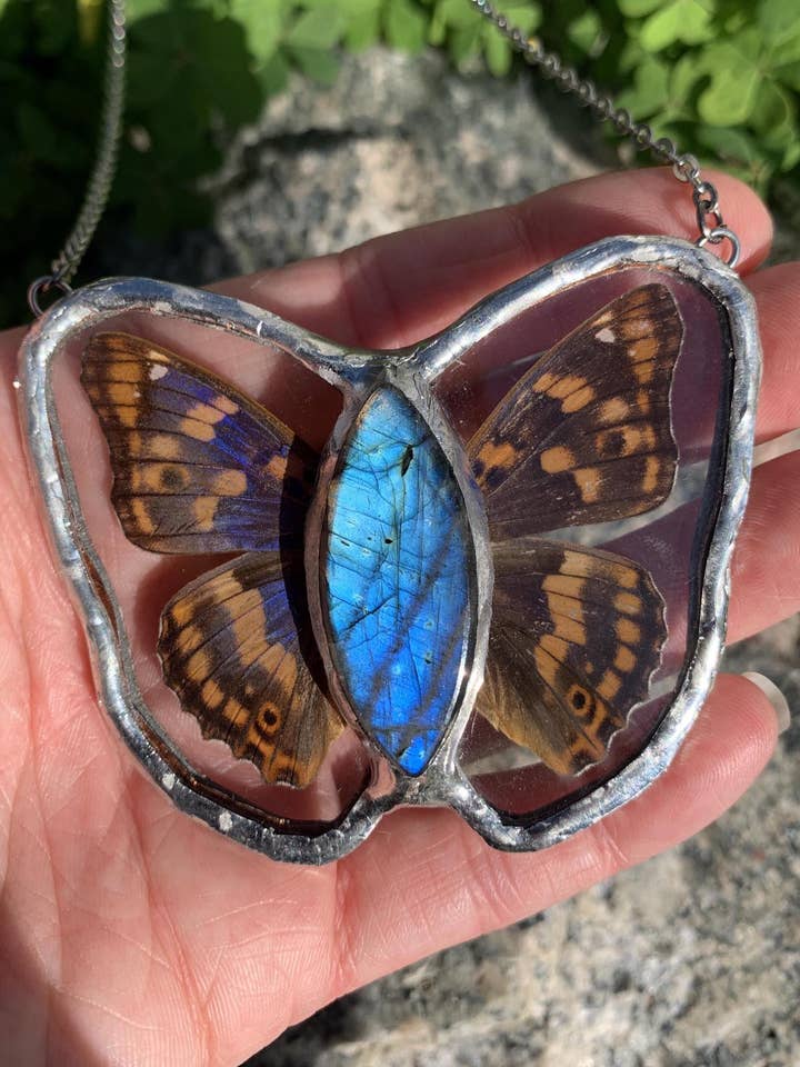 Ciondolo Tassidermia Farfalla Ala Arancione con Labradorite per la vendita all'ingrosso da parte di Outsider Artshop