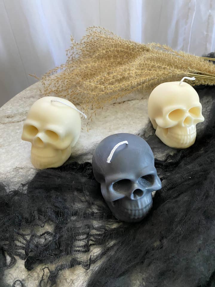 Bougie crâne pour la vente par LitMe Candles