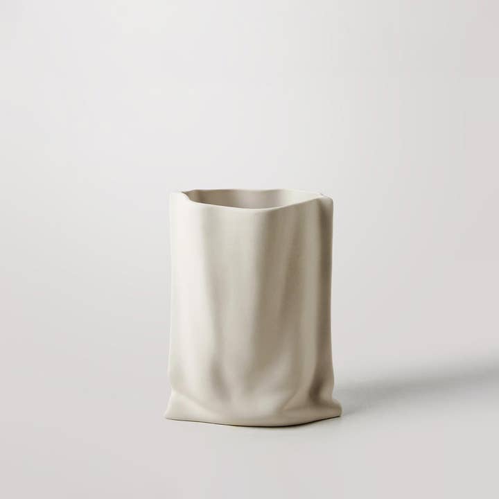 TUTU Home - Tableware & Decor - Wholesale Vaas - „Le Papier” - Keramische vaas met matwitte papieren zaklook