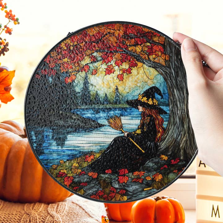 Målat glas Fall Witch Suncatcher, Häxa med kvast för wholesale av NVC Ecommerce LLC