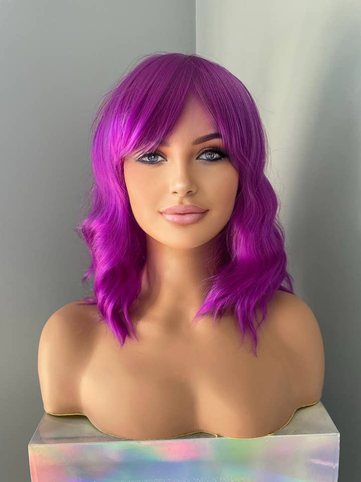 "Sable" - Perruque Courte Ondulée Violette Néon avec Frange pour la vente par The Extension Room