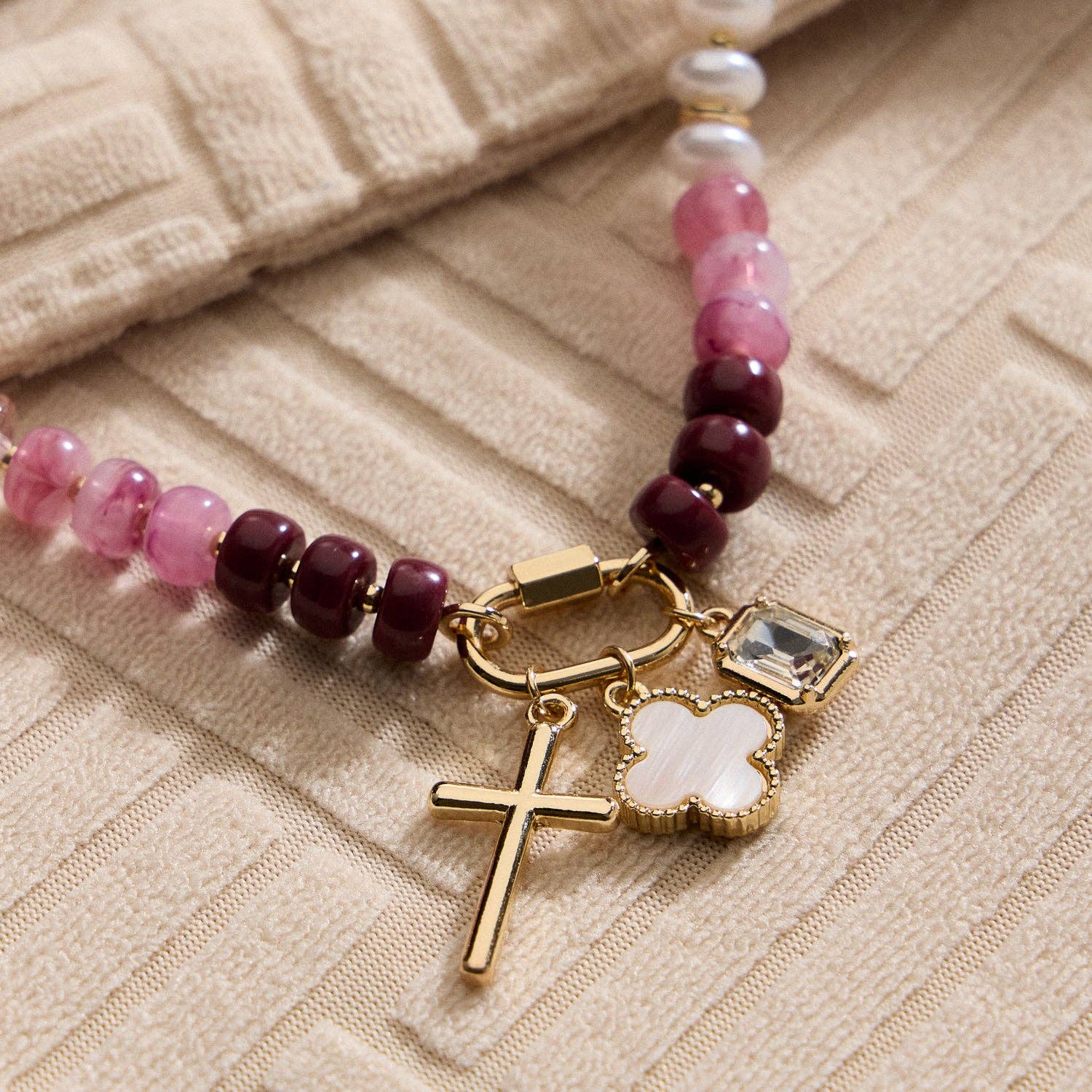 Frem – wholesale Hänge-/berlockhalsband – Flerskiktat glaspärlhalsband med trio av berlocker1