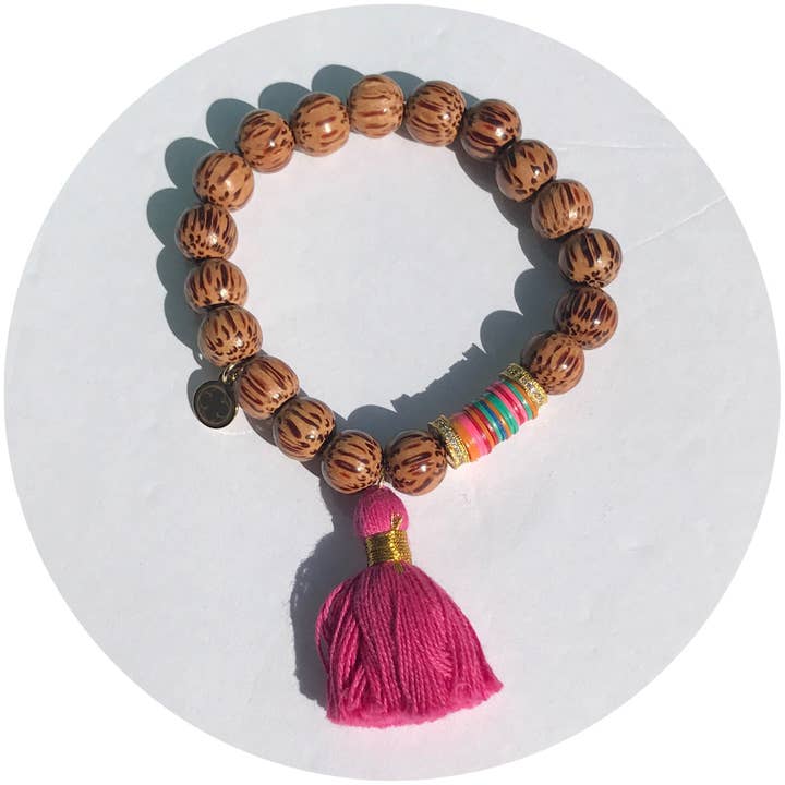 Kokosnussholz mit magentafarbener Quaste und Vinylperlen für den Großhandel von Oriana Lamarca Designs