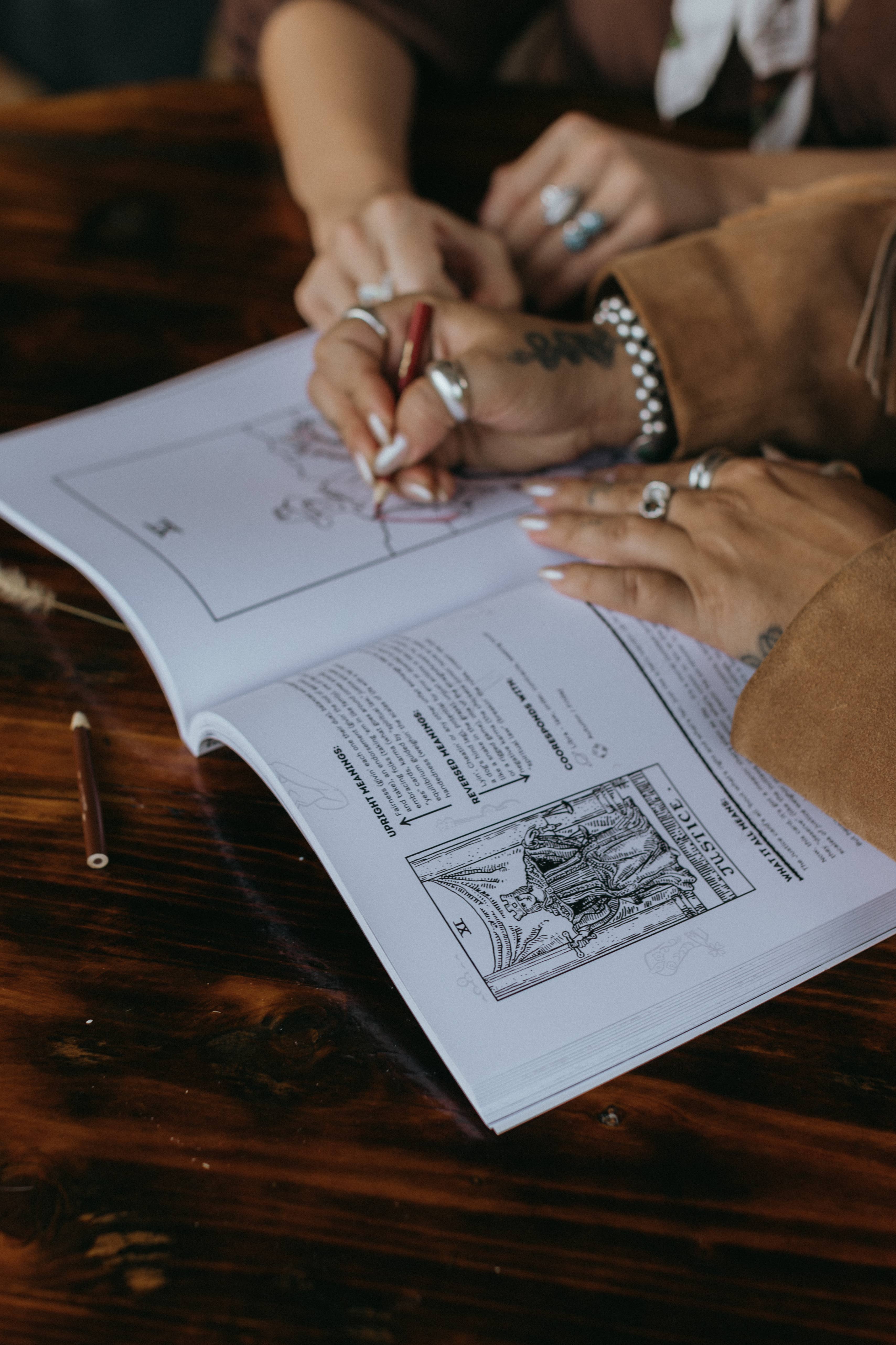 The Outlaw Oracle - Wholesale Tarot Cards - The Outlaw Oracle's Honky Tonk Tarot Colorin' Book - Rebel T8