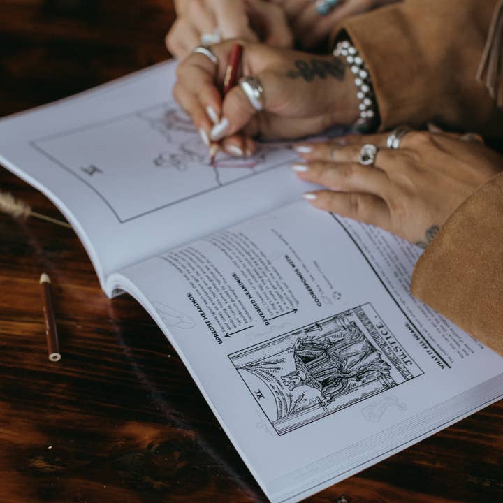 The Outlaw Oracle - Wholesale Tarot Cards - The Outlaw Oracle's Honky Tonk Tarot Colorin' Book - Rebel T8