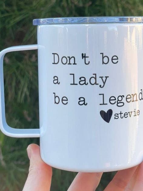 Ne sois pas une dame, sois une légende, Citation de Stevie, Mug isotherme style camping 10oz avec poignée et couvercle étanche pour la vente par Three Black Cats Inc.
