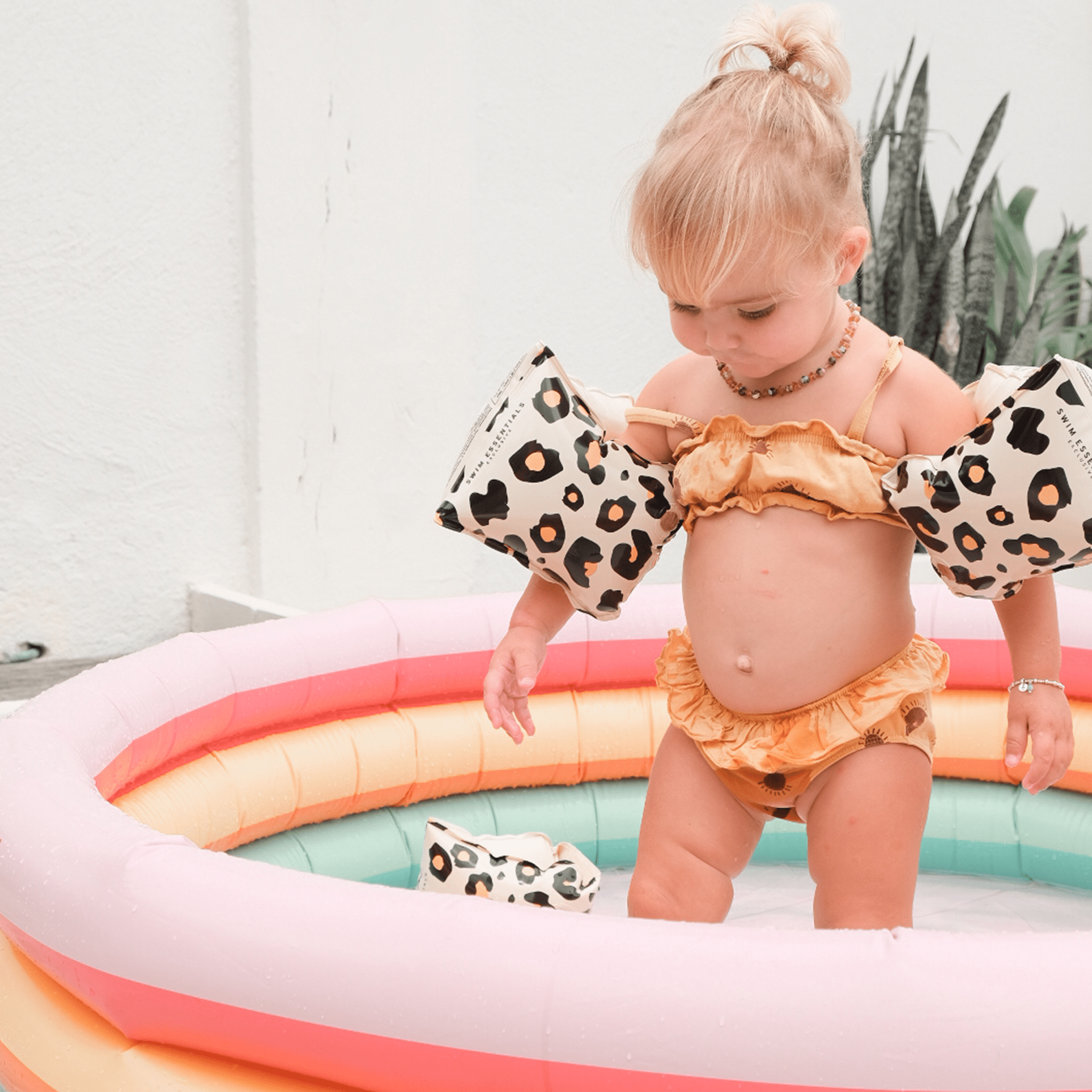 Beige Swim Essentials | Manguitos de natación beige con estampado safari para bebés de 0 a 2 años de venta al por mayor en Faire4