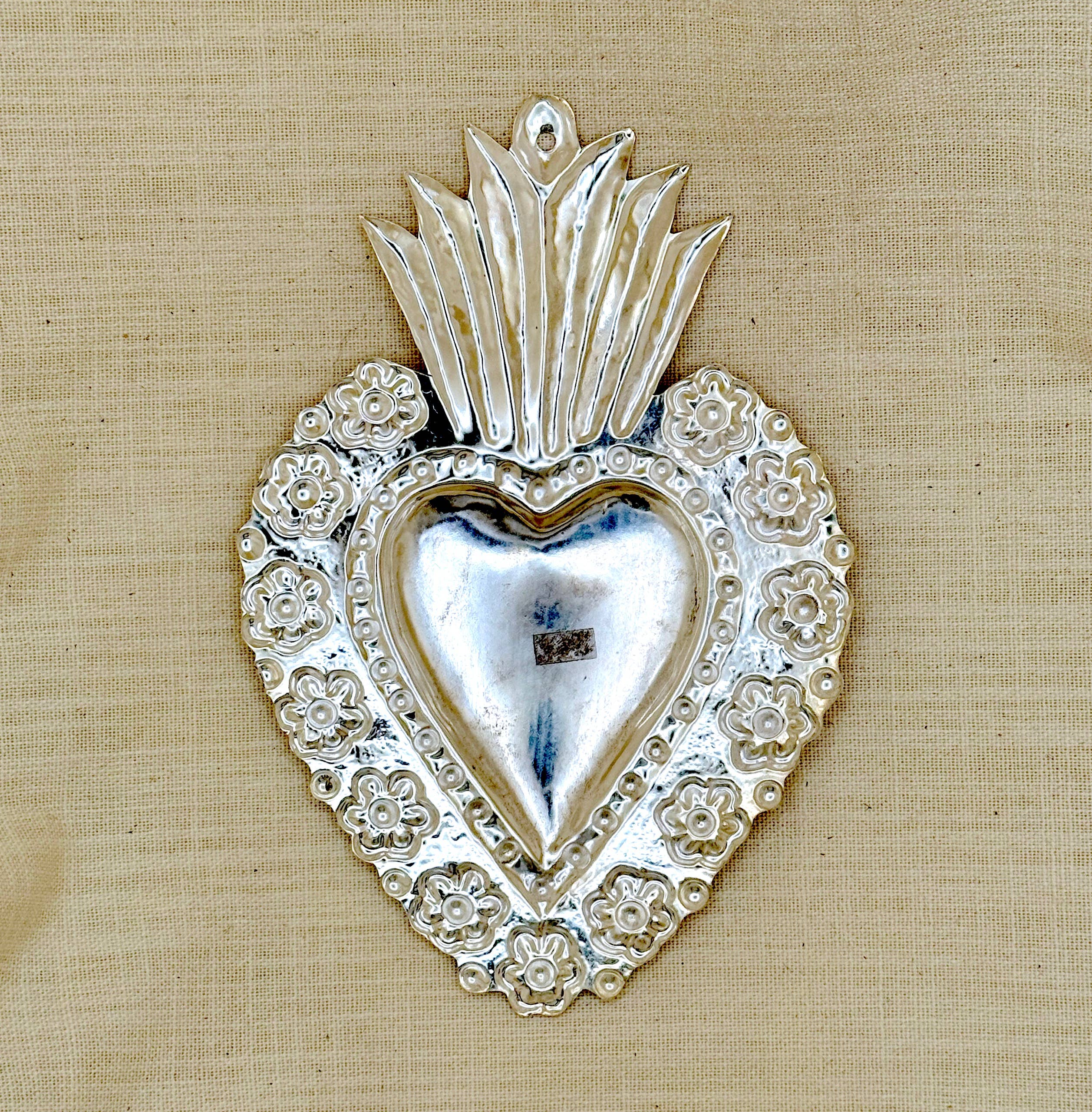 Tesoros Trading Company - Venta al por mayor Papel pintado 3D - Placa de plata con forma de corazón, 13 x 8,5 cm, Perú2