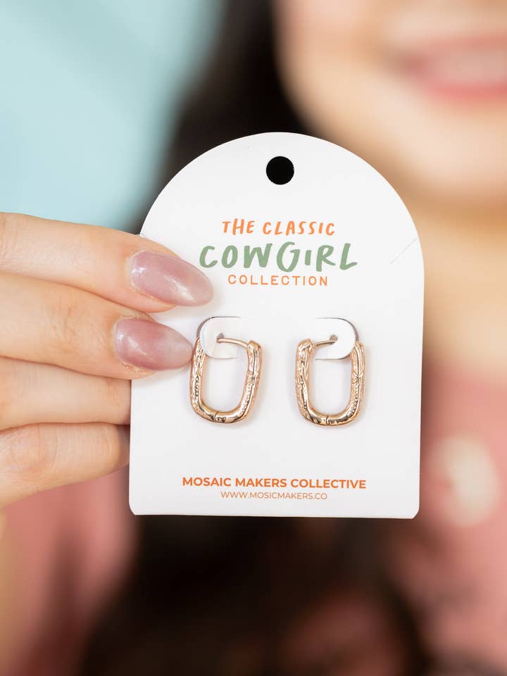 La Collection Classique Cowgirl - Créoles Fer à Cheval - Vente en Gros pour la vente par Girl Riot Society by Mosaic Makers Co